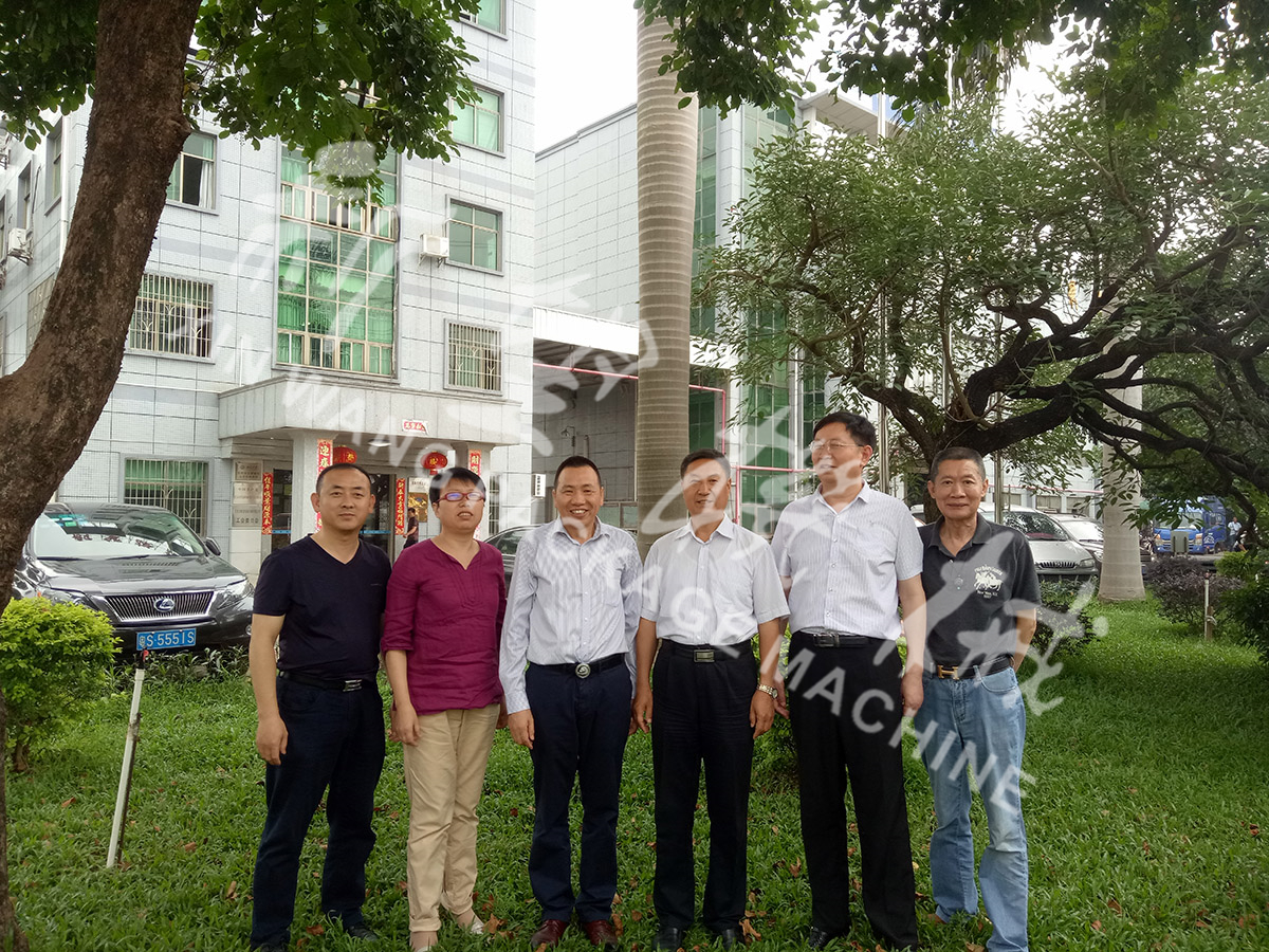 總裝備部劉思剛少將、新華社李建琦博士一行蒞臨新望公司考察指導(dǎo)