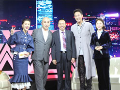 新望董事長(zhǎng)羅永輝與著名歌星劉尊老師、汪正正老師、郭津彤老師、主持人雅琪在北京電視臺(tái)錄制節(jié)目現(xiàn)場(chǎng)親切合影